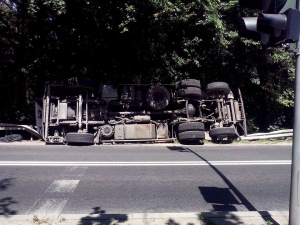 Przewrócona ciężarówka na Dymka Foto: fb.com/poznan.antoninek / Oskar