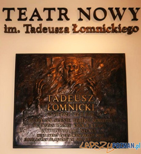 Teatr_Nowy_w_Poznaniu - tablica Taeuza Łomnickiego Foto: wikipedia Teatr_Nowy_w_Poznaniu - tablica Taeuza Łomnickiego Foto: wikipedia