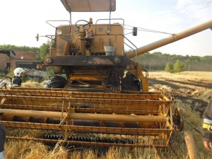 Parzęczew: Pożar Kombajnu Foto: PSP Jarocin / mł. asp. Radosław Grobelny