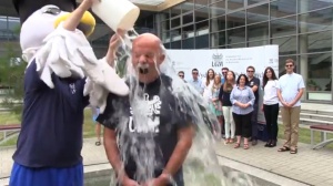 Ice Bucket Challenge - prorektor Zbigniew Pilarczyk Foto: UAM