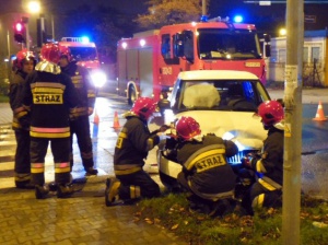 Nocny wypadek na skrzyżowaniu Hetmańskiej i Kasprzaka Foto: lazarz.pl / Janusz Ludwiczak