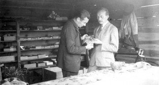 Dr Rajewski i prof Kostrzewski w Biskupinie - ok.1935 r Foto: Muzeum Archeologiczne w Poznaniu 
