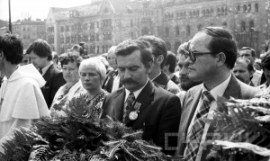 L. Walesa i Z. Rozwalak 28.08.1981 pod pomnikiem Poznanskiego Czerwca Foto: Cyryl