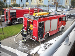 Samochód palił się parkingu Foto: JRG 7