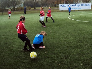 Dziewczyny grają w futbol Foto: SP Dąbrowa