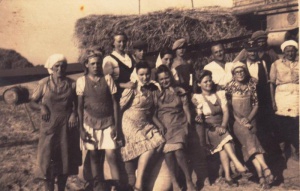  Sierpień 1943 r., u Olgi Volz. Archiwum rodzinne Łucji Ostrowskiej