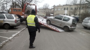 Usuwanie wraków na Winogradach Foto: Straż Miejska