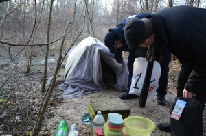 Policjanci w trosce o bezdomnych  Foto: KMP