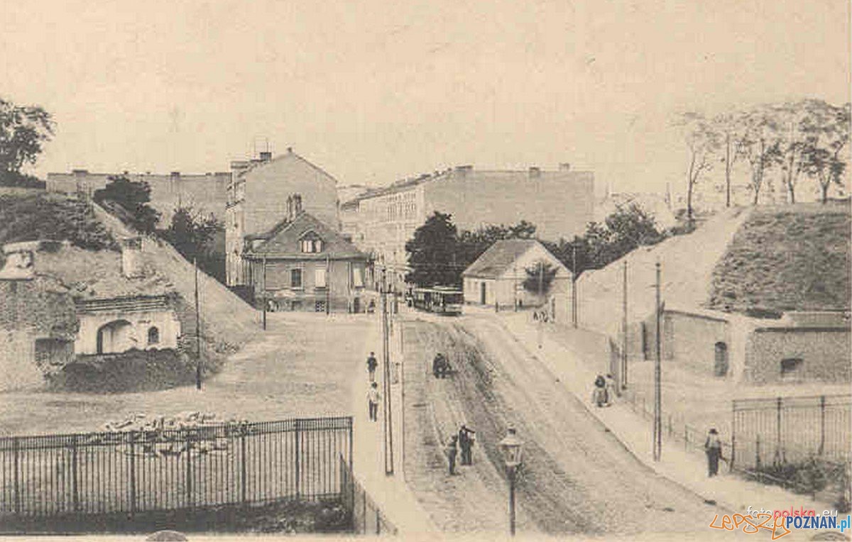 Widok z Bramy Wildeckiej w kierunku dzisiejszej ulicy Półwiejskiej Foto: fotopolska Widok z Bramy Wildeckiej w kierunku dzisiejszej ulicy Półwiejskiej Foto: fotopolska