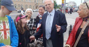 Ryszard Olszewski przy Makiecie Dzielnicy Cesarskiej Foto: Fundacja Rozwoju Miasta Poznania 