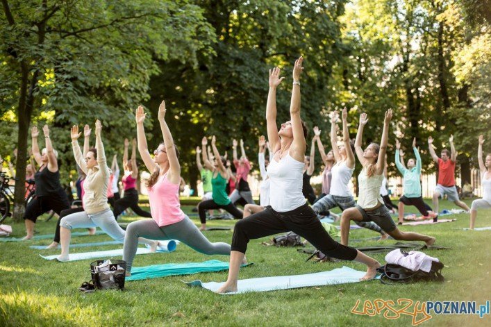 WF w Parku - zajęcia jogi. Lato w mieście by Stary Browar