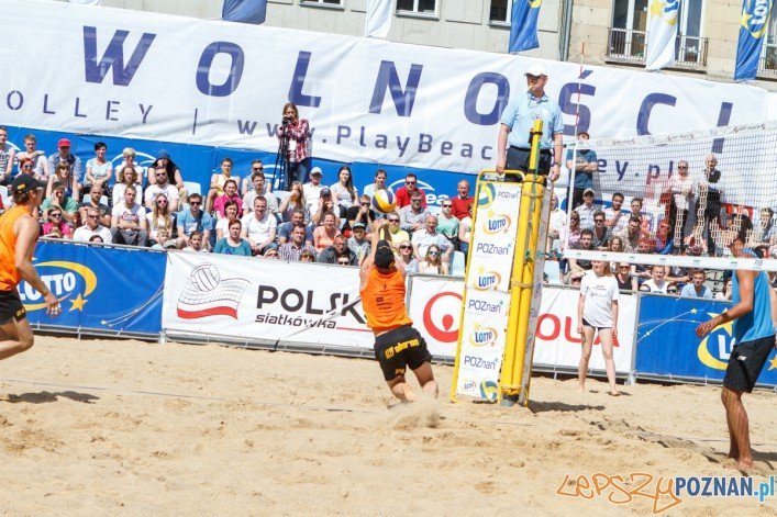 Plaża Wolności 2015 - mecz finałowy - Michał Bryl i Kacper Kujawiak vs Jędrzej Brożyniak i Bartłomiej Dzikowicz zakończył się wynikiem 2:0 (21:16, 21:13). Poznań 24.05.2015 r.