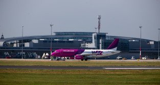 Lotnisko Ławica - samolot Wizzair wypychany ze stanowiska Foto: lepszyPOZNAN.pl /Piotr Rychter