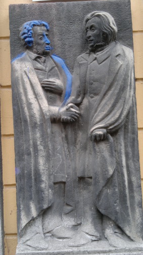Puszkin i Mickiewicz - płaskorzeźba na ul. Ratajczaka
