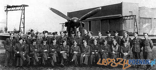 Grupowe zdjęcie 302 Dywizjonu Myśliwskiego Poznańskiego wykonane w Northolt w połowie października 1940 r.