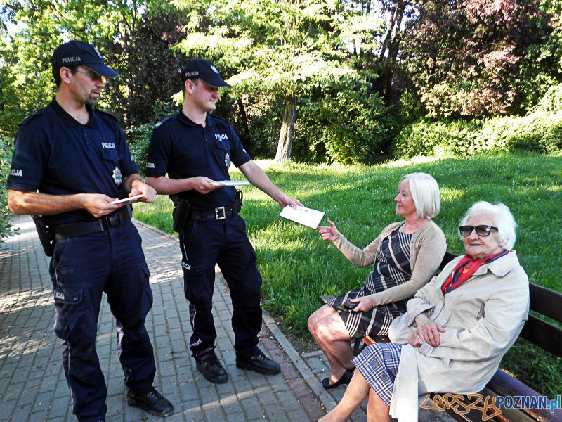 Policjanci ostrzegają seniorów