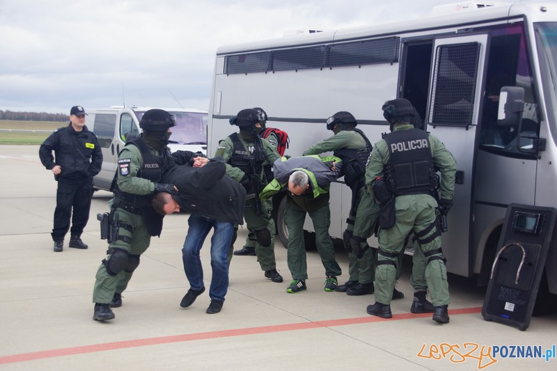 Policjanci ćwiczyli na Ławicy