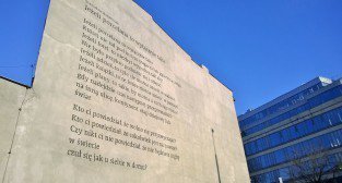 Mural z poezją Barańczaka przy ulicy Szyperskiej