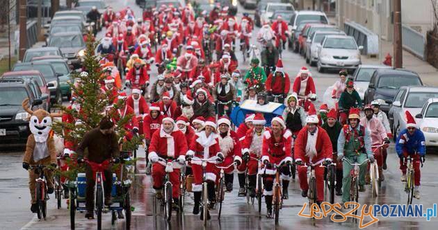 Przejazd Mikołajów na rowerach