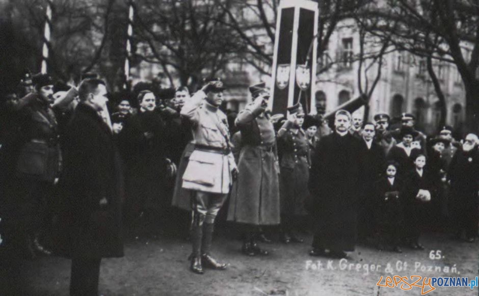 Uroczystość zaprzysiężenia oddziałów Straży Ludowej, 23 lutego 1919 r., na placu Wolności w Poznaniu. Na pierwszym planie kolejno od lewej: Władysław Seyda, członek Naczelnej Rady Ludowej, Adam Poszwiński, komisarz NRL, gen. Charles Dupont, szef koalicyjnej misji wojskowej, gen. Józef Dowbor Muśnicki, Głownodowodzący Sił Zbrojnych w Byłym Zaborze Pruskim oraz ks. Stanisław Adamski, komisarz NRL.