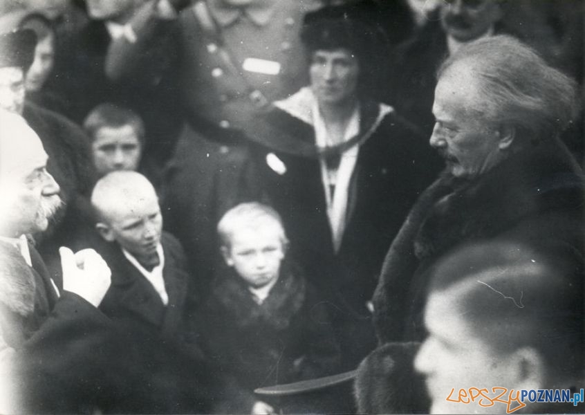 Ignacy Jan Paderewski w rozmawia z Poznaniakami.