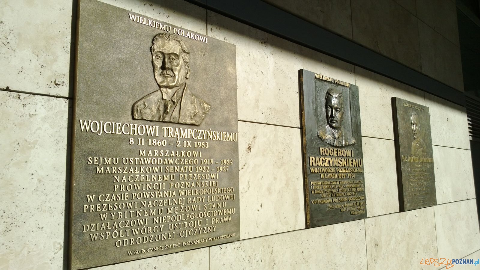 Tablica pamiątkowa Wojciecha Trąmpczynskiego na budynku Urzędu Wojewódzkiego