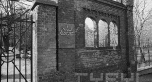 Cmentarz Zasluzonych Wielkopolan - brama wejściow - listopad 1981 r.