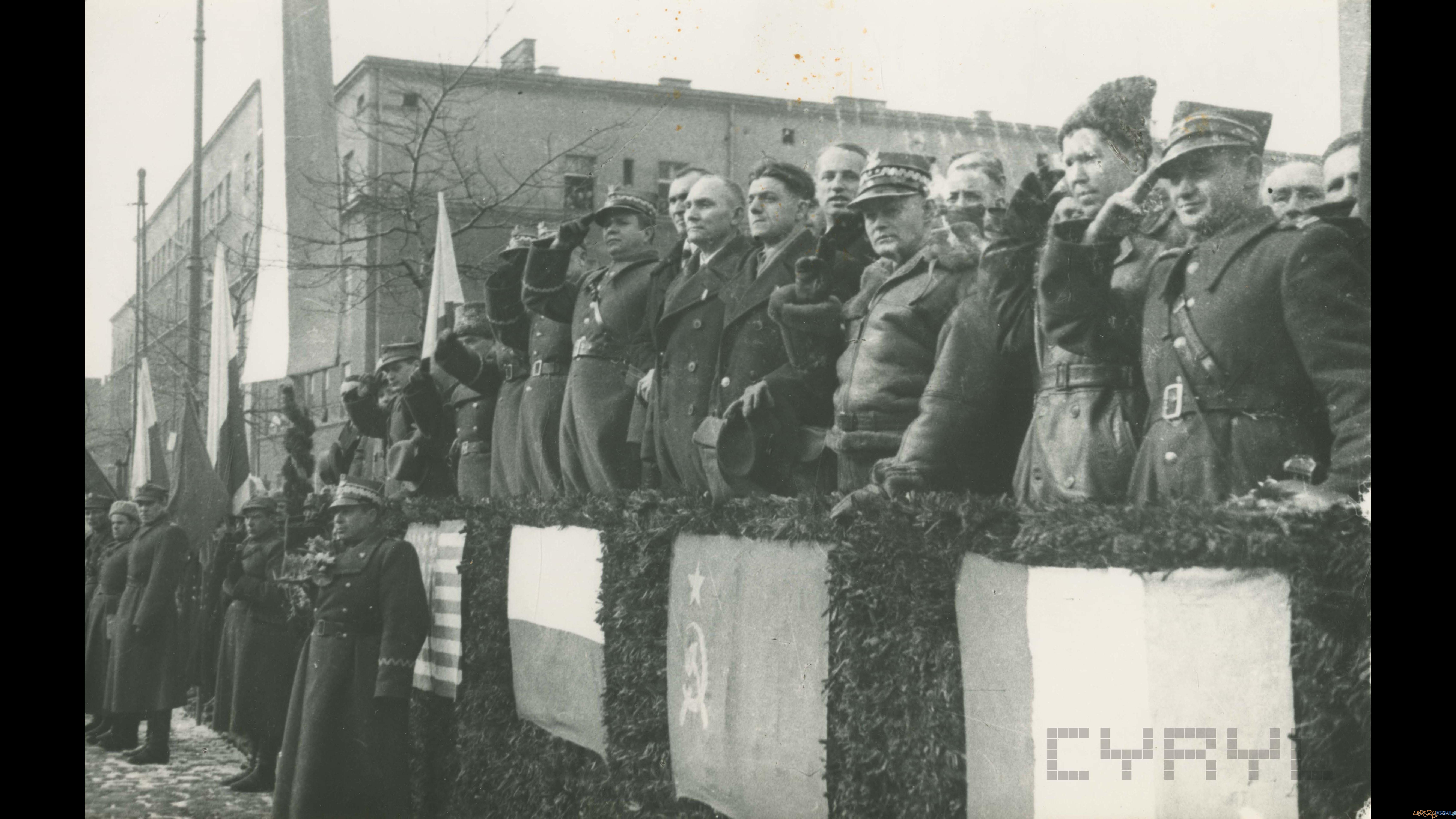 Trybuna honorowa na ul. Marszałka Focha (dziś Głogowska) - defilada z okazji wkroczenia do Poznania II Armii Wojska Polskiego i armii sowieckiej 7.03.1945