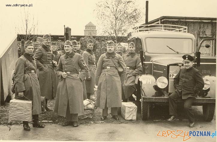 Niemieccy żołnierze w Poznaniu w tle wieża Rzeźni przy Garbarach Foto: Niemieccy żołnierze w Poznaniu w tle wieża Rzeźni przy Garbarach