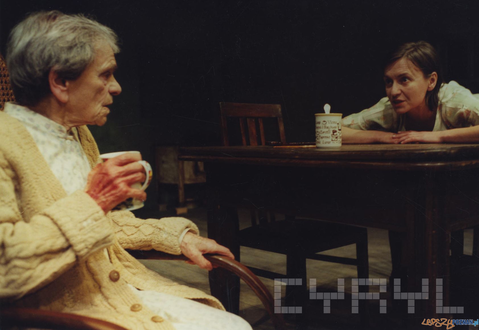 Daniela Popławska i Krystyna Feldman w spektaklu Królowa piękności z Leenane - 1991 r. Foto: Boguslaw Biegowski / Cyryl Daniela Popławska i Krystyna Feldman w spektaklu Królowa piękności z Leenane - 1991 r.