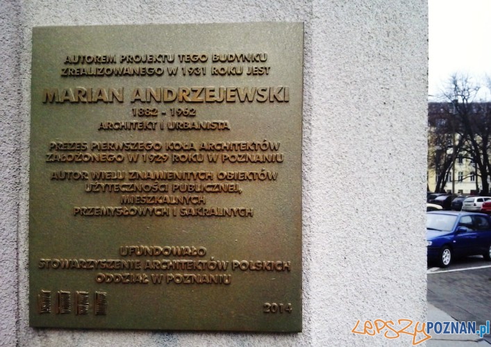 Tablica upamiętniająca architekta budynku ZUS Mariana Andrzejewskiego