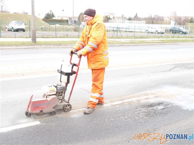 Łatanie dziur/ubytków w drodze