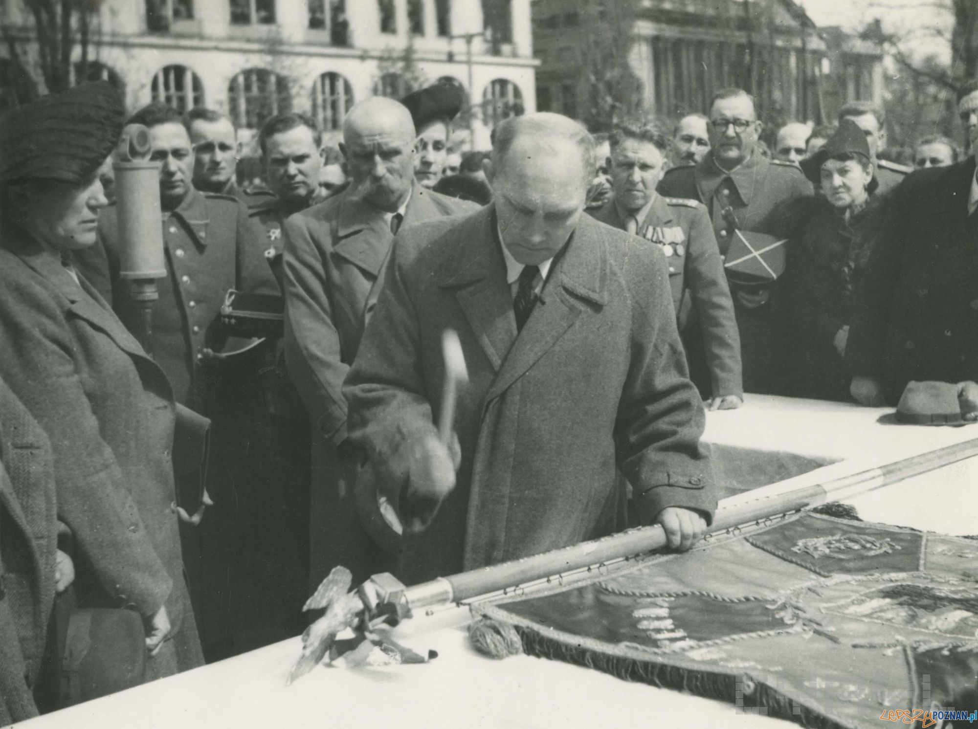 Prezydent Poznania Feliks Maciejewski wbija pamiątkowe gwoździe w drzewiec sztandaru 3. brygady pancernej II Armii Wojska Polskiego w czasie ceremonii na placu Wolności - 22.04.1945