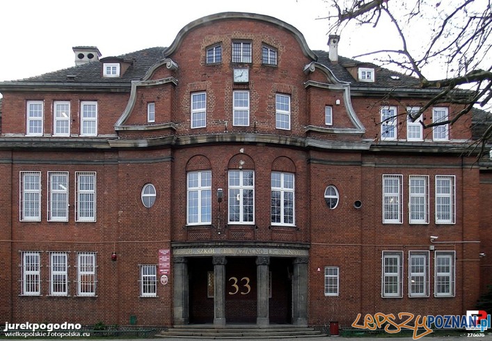 Budynek szkolny przy ul. Jarochowskiego Foto: fotopolska Budynek szkolny przy ul. Jarochowskiego