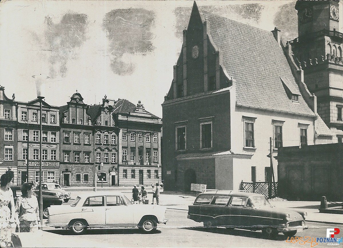 Stary Rynek - lata 60.te. Waga - na dalszym planie Pałac Mielżyńskich