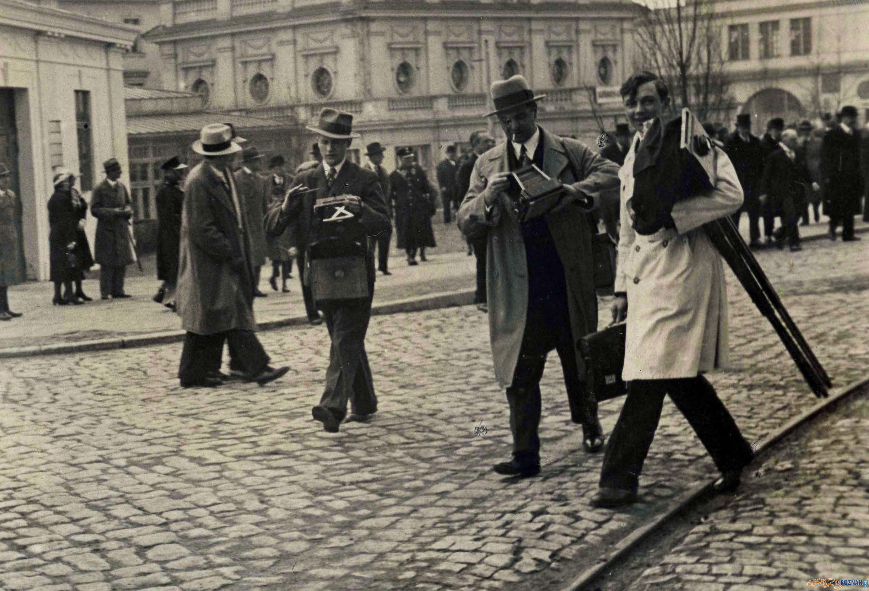 Zbigniew Zielonacki na Targach (drugi od lewej) - maj 1933