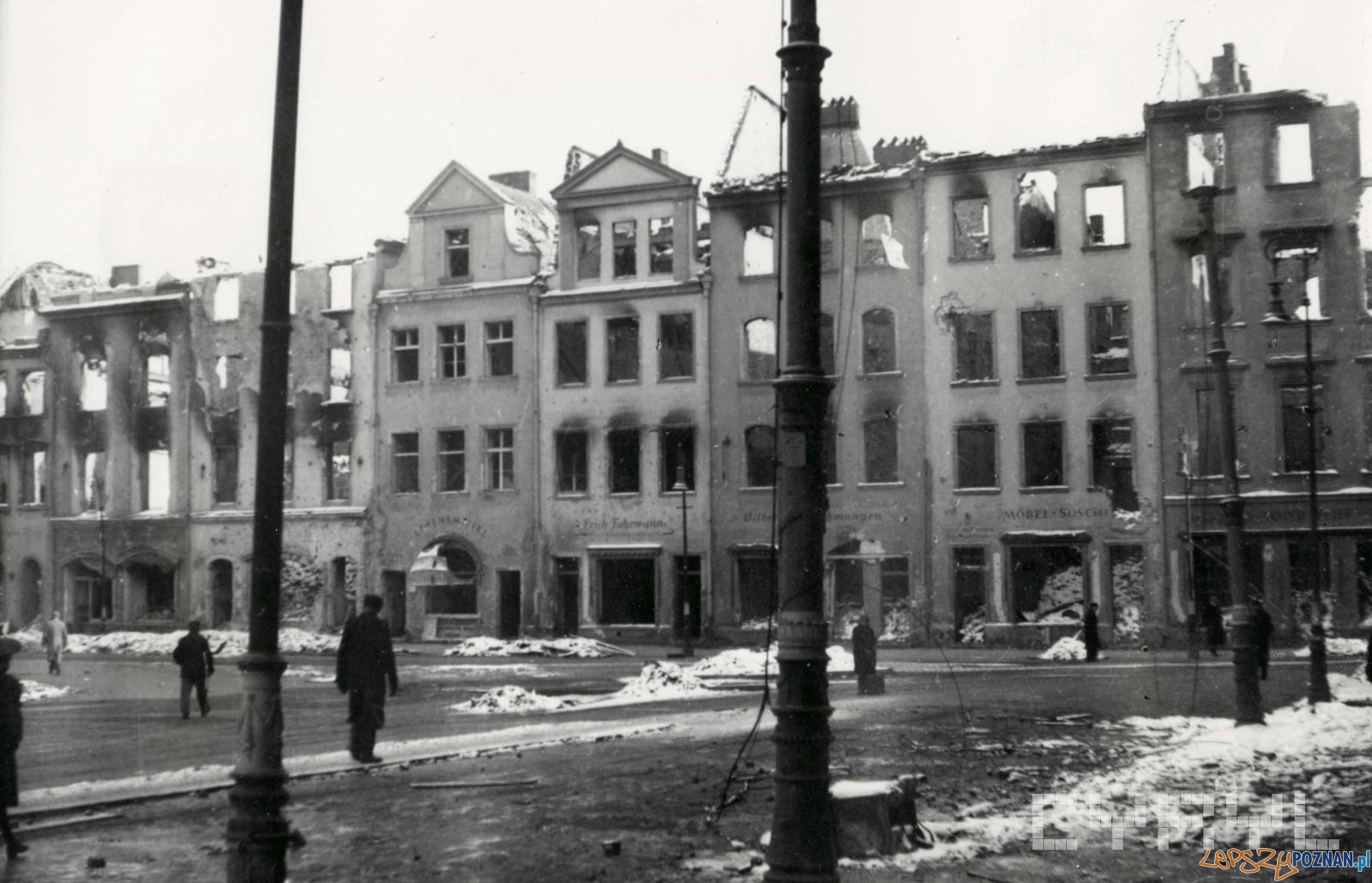 Wschodnia pierzeja Starego Rynku - poczatek 1945 r. 