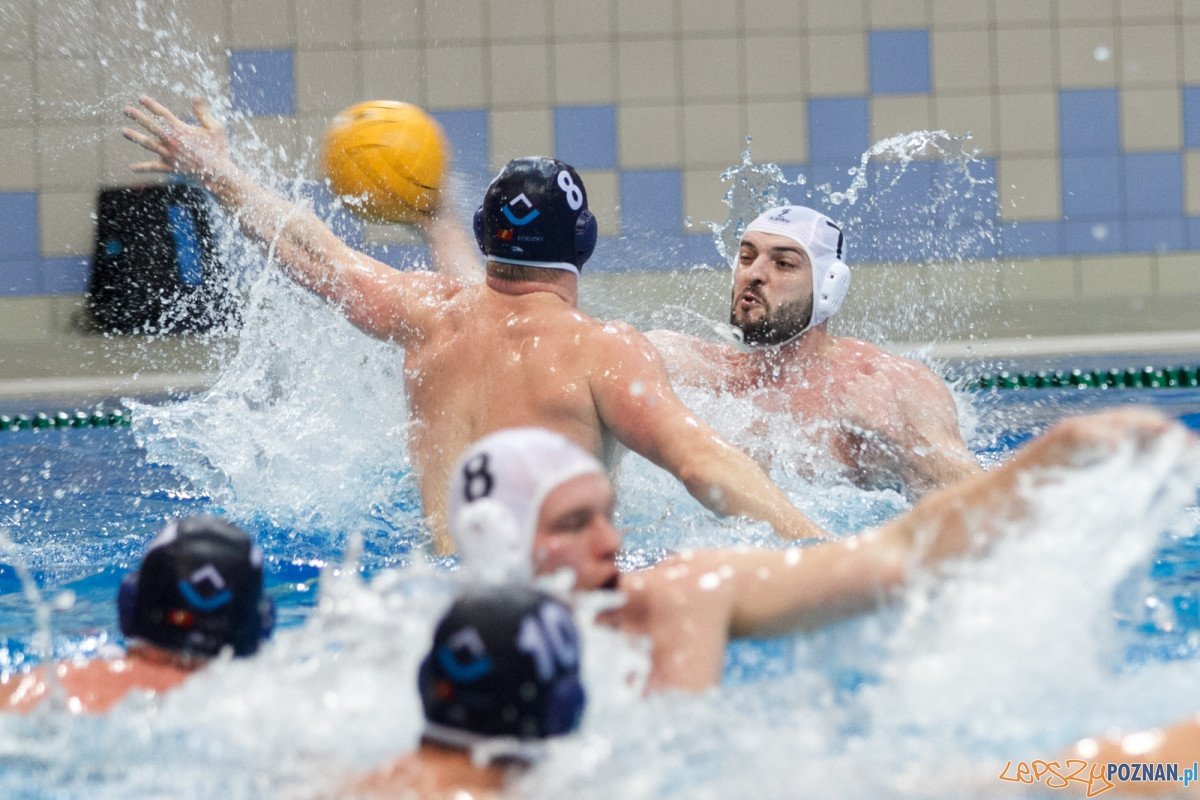 W hicie 5 kolejki Ekstraklasy piłki wodnej mężczyzn starły się dwie najlepsze drużyny ligi KS Waterpolo Poznań i ŁSTW Uniwersytet Łódzki. Do końca meczu trwała zacięta walka. Na koniec meczu padł remis 9:9 co oznaczało rzuty karne, w których jedną bramką wygrali goście ustanawiając wynik meczu na 15:16. Spotkanie rozegrano na Termach Maltańskich w Poznaniu.