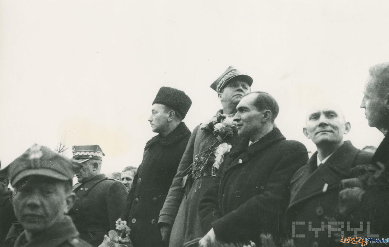 Prezydent KRN Bolesław Bierut i marszałek Michał Rola Żymierki przyjmują defiladę odziałów Wojska Polskiego na Pl. Zamkowym (dziś Mickiewicza) - 8.03.1945 Foto: Zbigniew Zielonacki / Cyryl Prezydent KRN Bolesław Bierut i marszałek Michał Rola Żymierki przyjmują defiladę odziałów Wojska Polskiego na Pl. Zamkowym (dziś Mickiewicza) - 8.03.1945