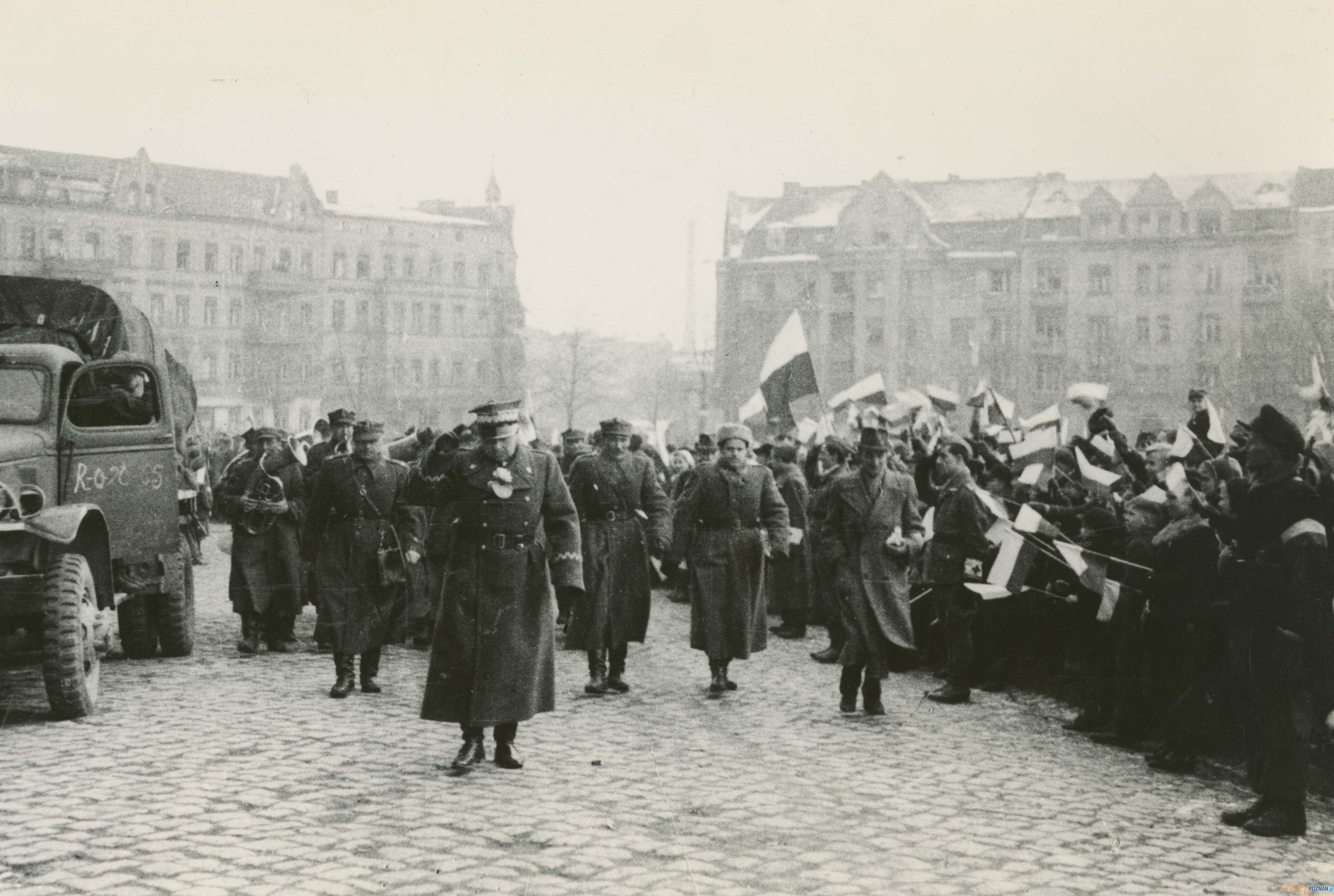 Powitanie marszałka Roli Żymierskiego na Rynku Jezyckim 7.03.1945