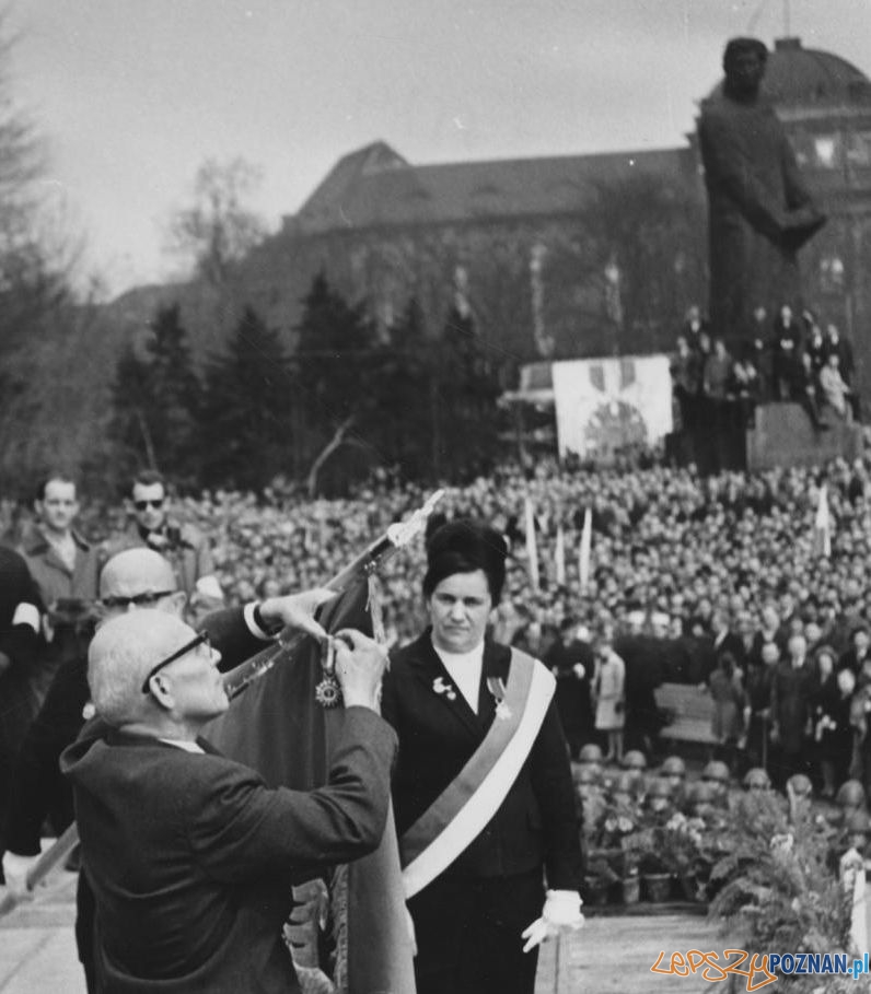 Gomułka dekoruje sztandar miasta Poznania medalem Budowniczych Polski Ludowej 16.04.1966