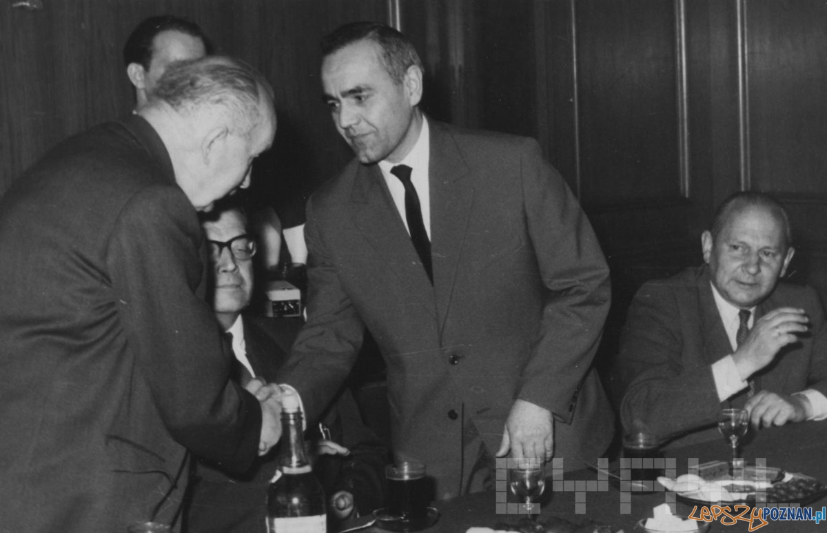 Jerzy Kusiak gratuluje prof Józefowi Kostrzewskieemu - koniec lat 60.tych