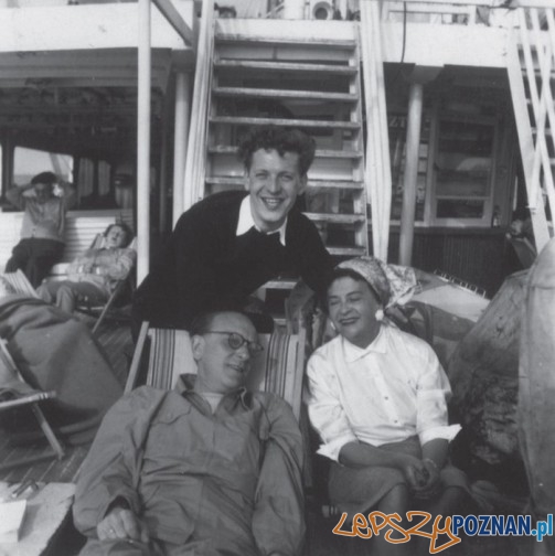 Od lewej Artur Maria Swinarski, NN i Magdalena Samozwaniec podczas rejsu statkiem do Leningradu 1956 korespondencja M Samozm