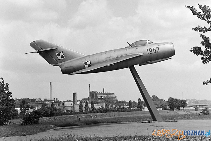 Samolot przy moście Królowej Jadwigi - 1974