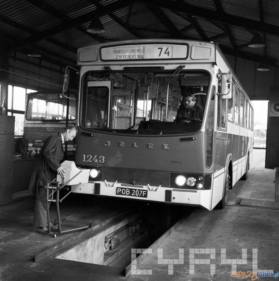 Kontrola autobusu w zajezdni - 2.05.1979