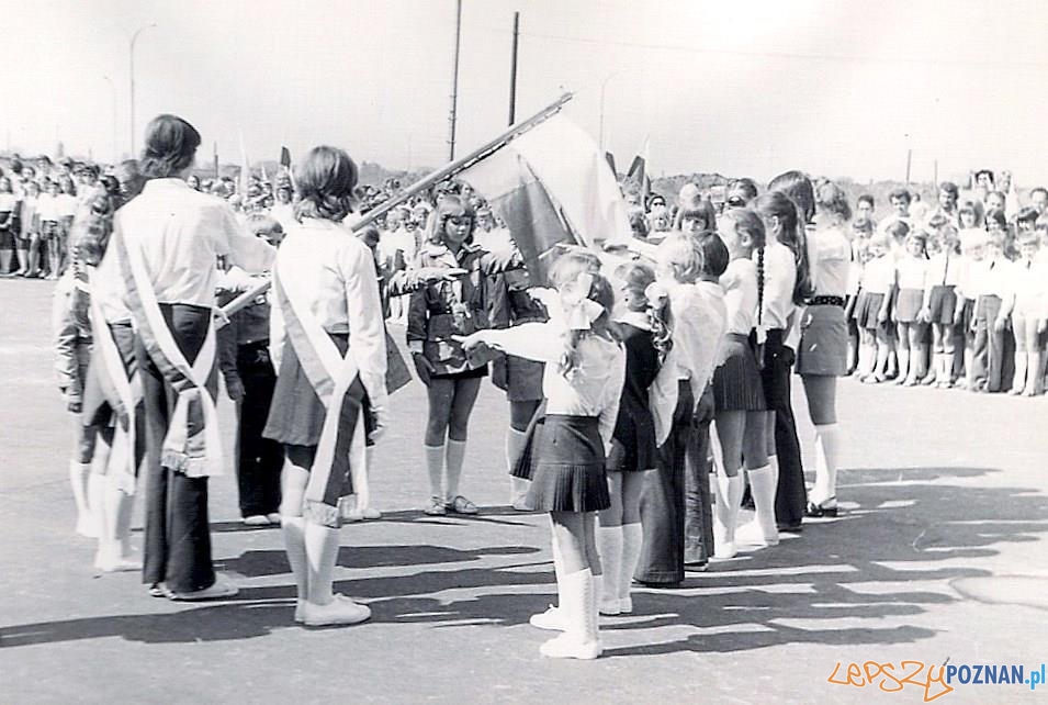 Rozpoczęcie roku szkolnego w Szkole Podstawowej nr 19 na Osiedlu Oświecenia - rok 1975