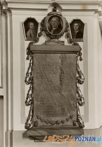 Epitafium Zygmunta Fryderyka Goebla z portretem zmarłego i jego dwóch synów Piotra Daniela i Jana Zygmunta w kościele Wszystkich Świętych - rok 1930