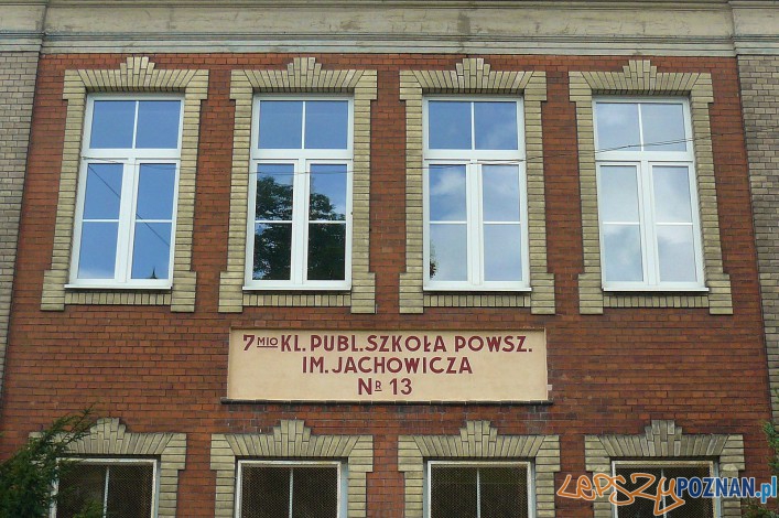 Szkoła podstawowa na ul. Jarochowskiego - historyczny napis na budynku