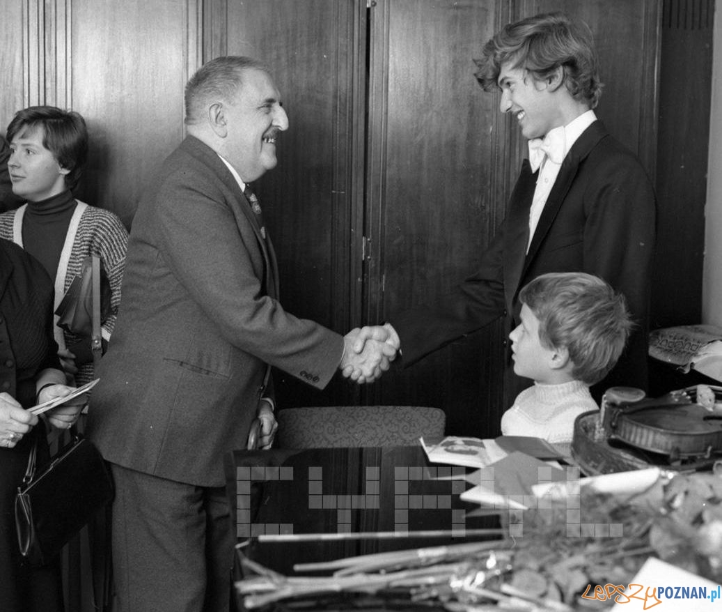 Jerzy Waldorff gratuluje skrzypkowi Piotrowi Milewskiemu po koncercie w Auli UAM - 20.10.1978
