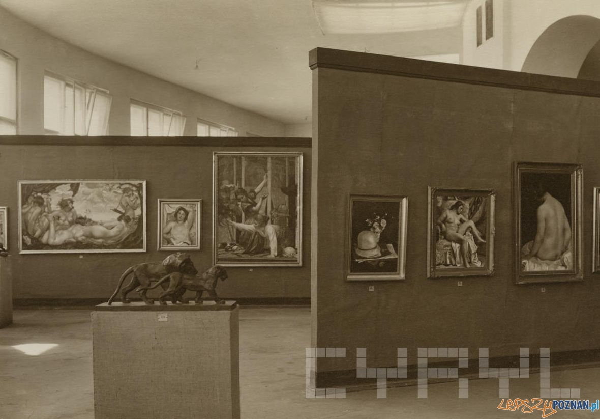 Fragment ekspozycji w Pałacu Sztuk na Pewuce - Lwy Jacka Pugeta, w głębi obrazy Wojciecha Weissa